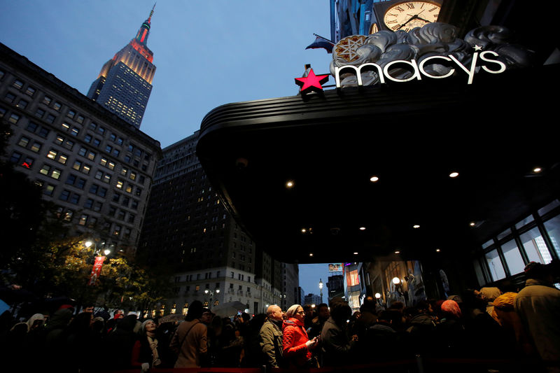© Reuters. File photo of people lining up at the entrance of Macy's Herald Square ahead of early opening for Black Friday sales in Manhattan