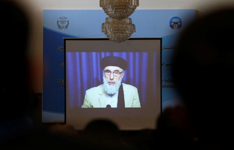 © Reuters. Screen shows the broadcast of Gulbuddin Hekmatyar during a signing ceremony with Afghan government at the presidential palace in Kabul