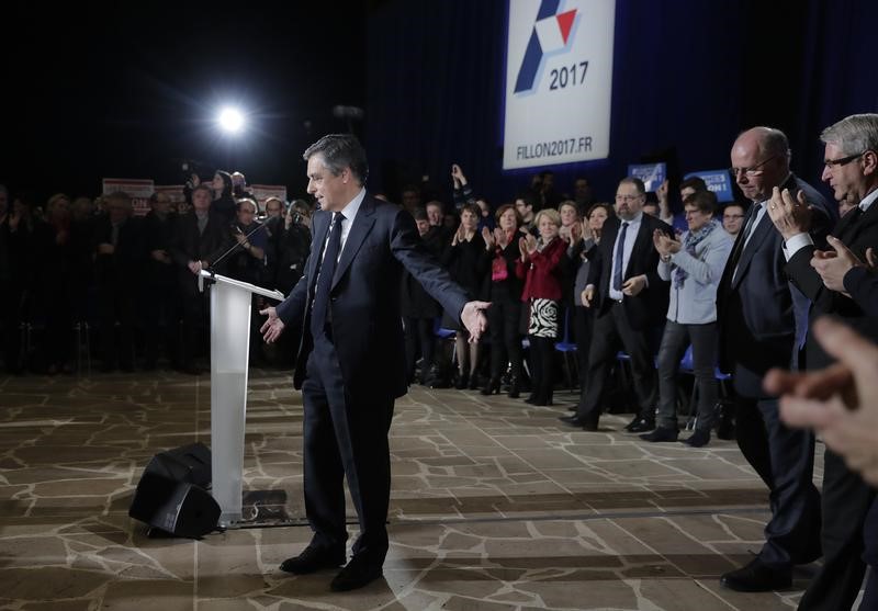 © Reuters. LE PATRON DE LR DES BOUCHES-DU-RHÔNE RÉCLAME LE RETRAIT IMMÉDIAT DE FILLON