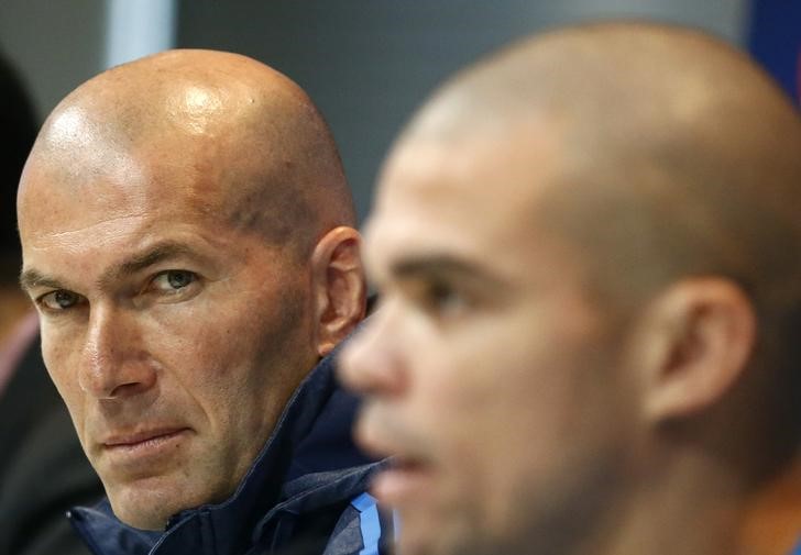 © Reuters. Pepe puede decidir su propio futuro en el Real Madrid - Zidane