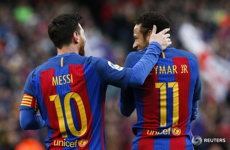 © Reuters. Los jugadores del Barcelona Lionel Messi y Neymar celebran tras el segundo gol de su equipo contra el Athletic de Bilbao en el partido disputado en el Camp Nou por la Liga española.