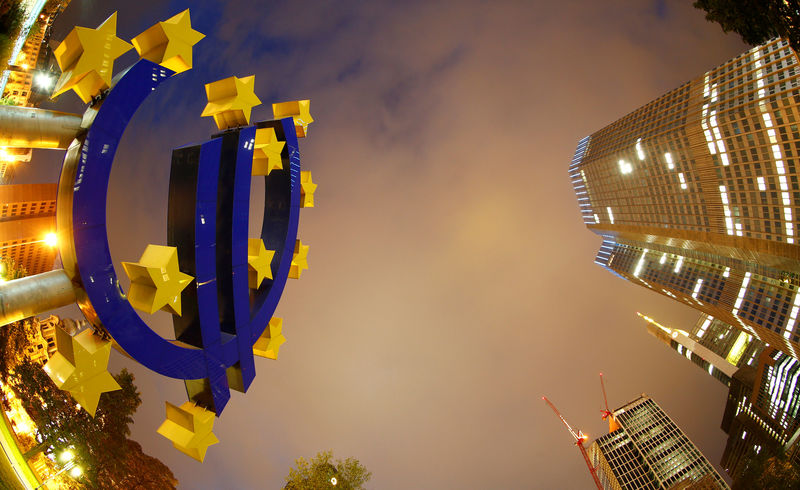 © Reuters. El símbolo del euro junto a la sede del Banco Central Europeo (BCE) en Fráncfort.