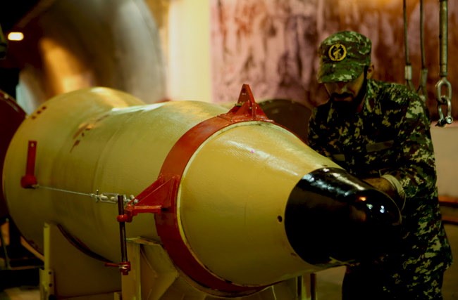 © Reuters. Member of the Iranian Revolutionary Guards checks a missile inside an underground depot in an undisclosed location, Iran, in this handout photo released by the official website of Islamic Revolutionary Guard Corps