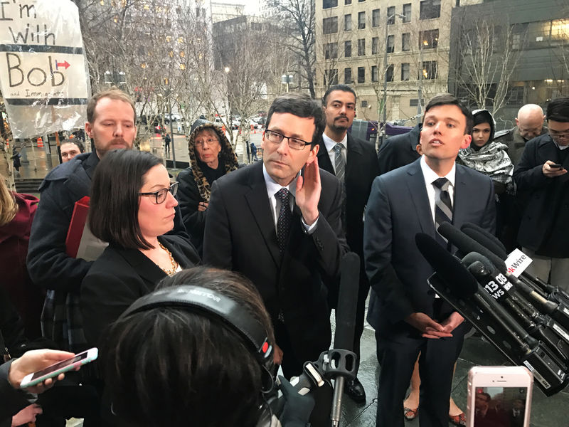 © Reuters. Washington state's attorney general Bob Ferguson (C) speaks to the media next to Washington state solicitor general Noah Purcell (R) outside the U.S. federal courthouse in downtown Seattle