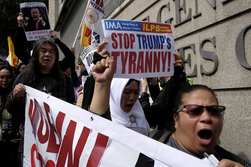 © Reuters. Protesters demonstrate against U.S. President Donald Trump's executive order on immigration, in Hong Kong