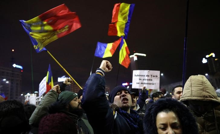 © Reuters. Rumania retira el decreto que despenaliza casos de corrupción