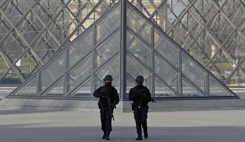 © Reuters. El atacante del Louvre se niega a hablar con investigadores franceses