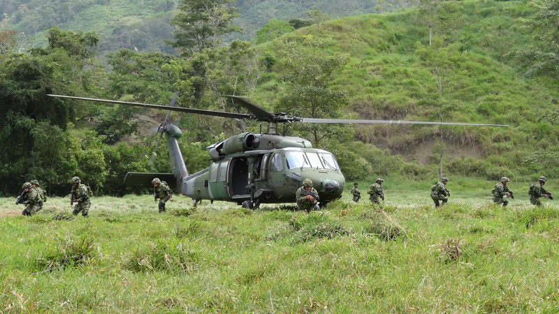 © Reuters. Soldiers of the Colombian army disembark from a helicopter in a zone previously occupied by FARC rebels, in Saiza