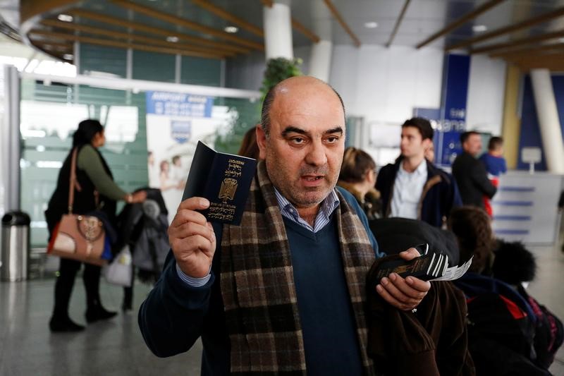 © Reuters. مسافر عراقي يفلت من حظر السفر الأمريكي ويتعلم "ألا تستسلم أبدا"