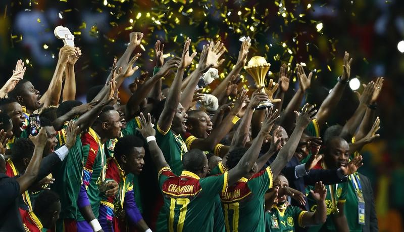 © Reuters. الكاميرون ترفع كأس الأمم بعد هدف متأخر من أبو بكر