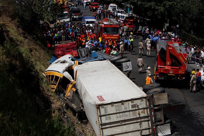 © Reuters. مقتل ما لا يقل عن 16 وإصابة 34 في تصادم بين حافلة وشاحنة في هندوراس