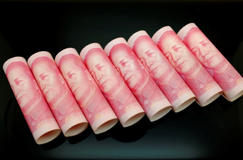 © Reuters. FILE PHOTO -  100 Yuan notes are seen in this illustration picture in Beijing