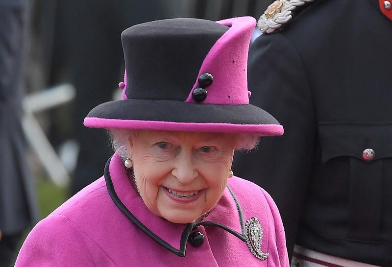 © Reuters. الملكة اليزابيث تحتفل بمرور 65 عاما على اعتلائها عرش بريطانيا