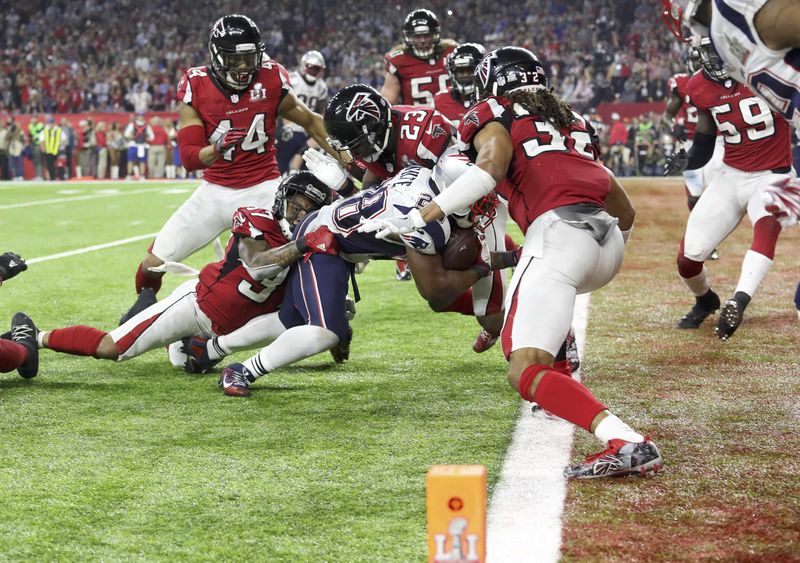 © Reuters. James White de los Patriotas de Nueva Inglaterra marca un touchdown durante el sobretiempo para ganar el Super Bowl frente a los Atlanta Falcons en Houston