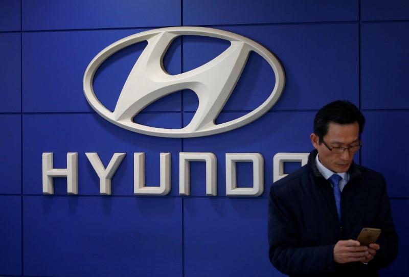 © Reuters. The logo of Hyundai Motor is seen at its dealership in Seoul