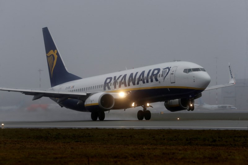 © Reuters. FILE PHOTO - A Ryanair aircraft takes off during a foggy day on Riga International Airport in Riga