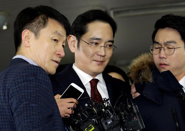 © Reuters. Jay Y. Lee, vice chairman of Samsung Electronics, arrives to be questioned in Seoul