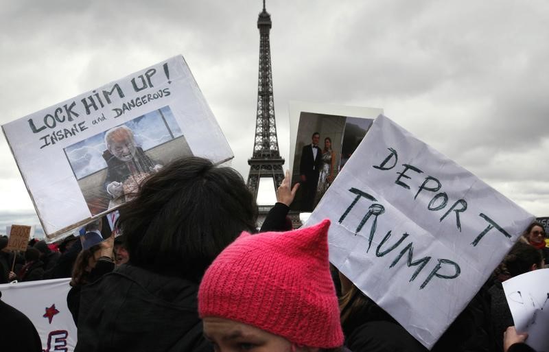 © Reuters. Protesters rally in Paris against US President Donald Trump's immigration order