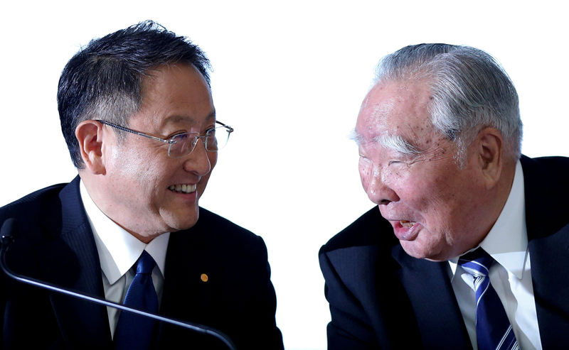 © Reuters. Toyota Motor Corp President Akio Toyoda and Suzuki Motor Chairman and CEO Osamu Suzuki attend their joint news conference in Tokyo, Japan