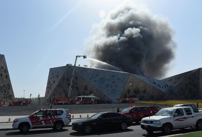 © Reuters. فرق الإطفاء تسيطر على حريق في مركز الشيخ جابر الثقافي بالكويت