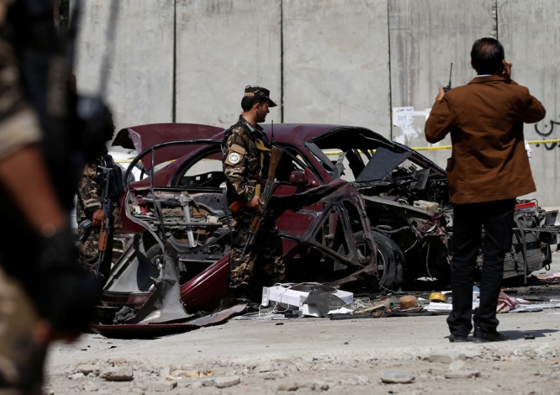 © Reuters. Militar ao lado de local de explosão em Cabul, Afeganistão