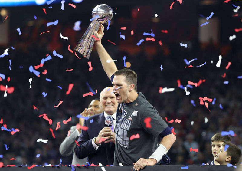 © Reuters. Tom Brady, do New England Patriots, levanta troféu após vitória sobre o Atlanta Falcons no Super Bowl