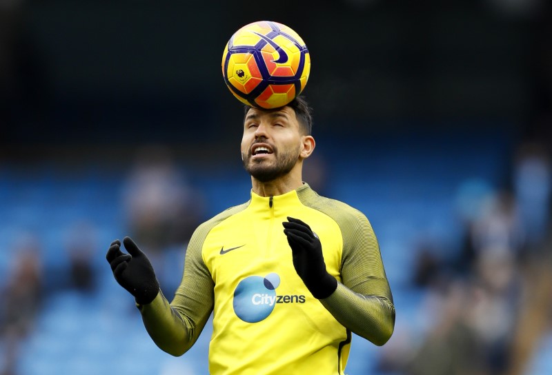 © Reuters. Manchester City's Sergio Aguero warms up before the match