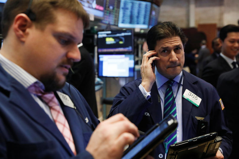 © Reuters. Traders work on the floor of the NYSE