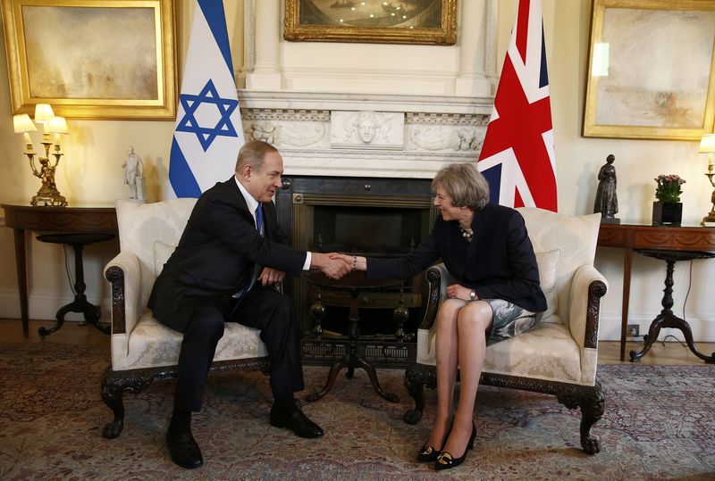 © Reuters. Israel's Prime Minister Benjamin Netanyahu meets Britain's Prime Minister Theresa May at 10 Downing Street, in London