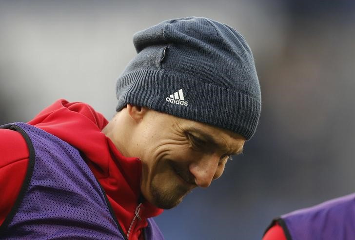 © Reuters. Manchester United's Zlatan Ibrahimovic warms up before the match