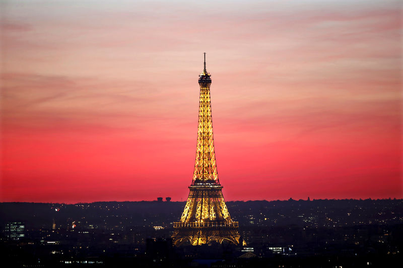 © Reuters. FILE PHOTO: The Eiffel Tower is seen at sunset in Paris
