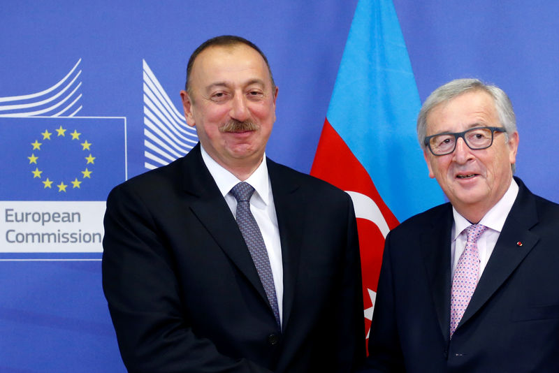 © Reuters. Azerbaijan's President Aliyev poses with EU Commission President Juncker in Brussels