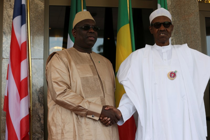 © Reuters. Nigerian President Buhari receives Senegal's President Sall during the special meeting of Ecowas delegations on Gambia election crisis in Abuja