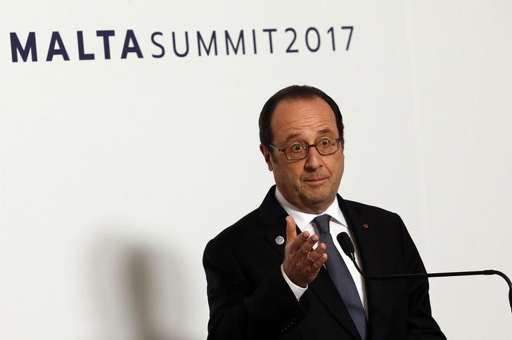 © Reuters. French President Hollande addresses a press briefing during the European Union leaders summit in Malta