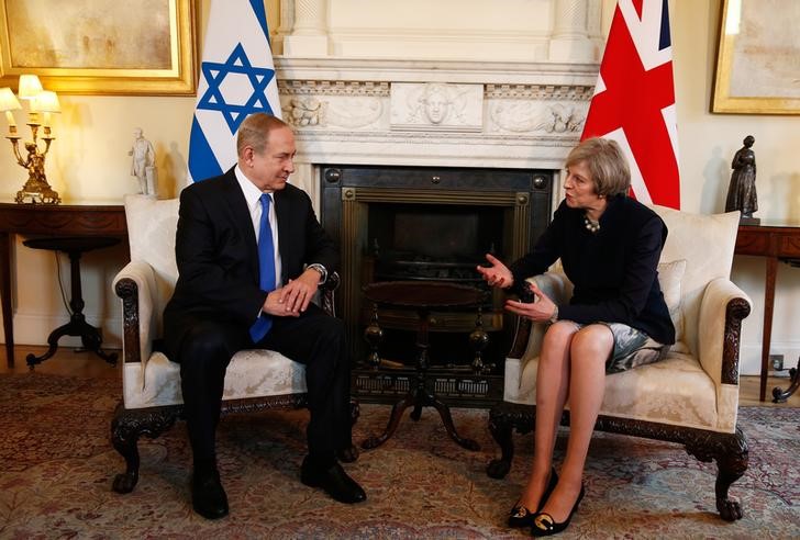 © Reuters. Netanyahu em reunião com a premiê Theresa May em Londres