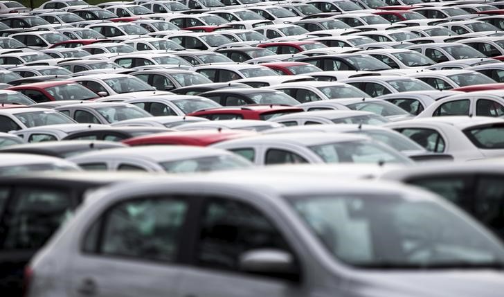 © Reuters. Carros novos estacionados no pátio da montadora Volkswagen em Taubaté, perto de São Paulo