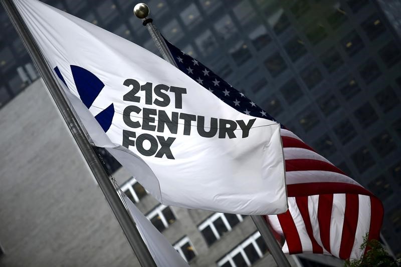 © Reuters. The flag of the Twenty-First Century Fox Inc is seen waving at the company headquarters in the Manhattan borough in New York