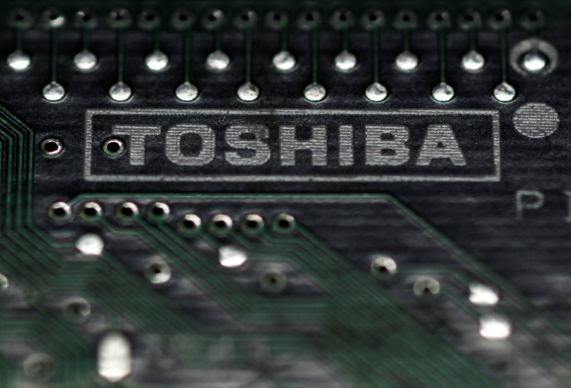 © Reuters. FILE PHOTO- A logo of Toshiba is seen on a printed circuit board in this photo illustration taken in Tokyo