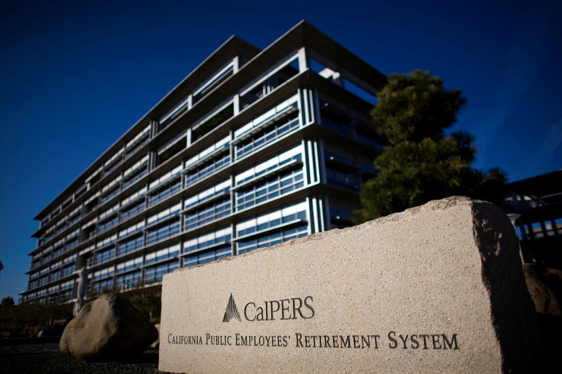 © Reuters. File photo: Calpers headquarters, the largest U.S. public pension fund, is seen in Sacramento