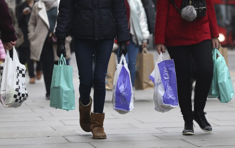 © Reuters. Shoppers carry bags on Oxford Street in London