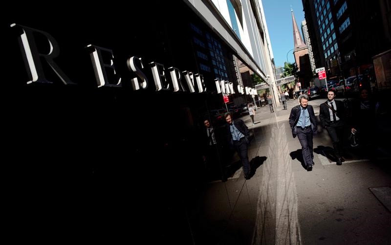 © Reuters. People walk past the Reserve Bank of Australia Building in Sydney's central business district