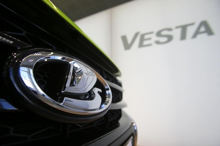 © Reuters. Автомобиль Lada Vesta в дилерском салоне Автогермес в Москве