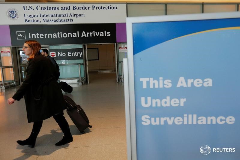 © Reuters. International travelers arrive at Logan Airport following a federal court's temporary stay of U.S. President Donald Trump's executive order travel ban in Boston