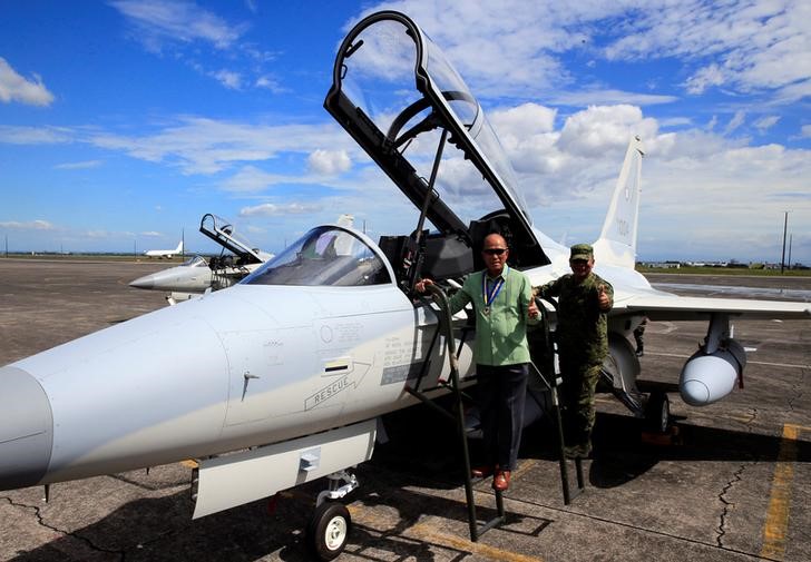 © Reuters. Philippine Defense Secretary Delfin Lorenzana with Armed Forces Chief of Staff Ricardo Visaya gives a thumbs-up sign while on a FA-50 fighter jet, newly purchased from South Korea, upon arrival at a Hangar in Clark air base, Angeles city