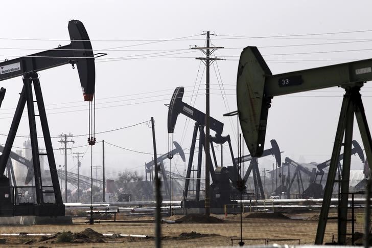© Reuters. Станки-качалки на нефтяном месторождении Kern River в Бэйкерсфилде, Калифорния
