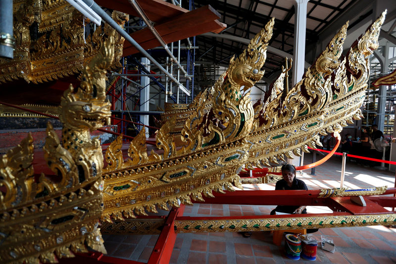 © Reuters. Thai officials from the Conservation Science Division of the Fine Arts Department of the National Museum of Thailand repairs the Royal Chariot, which will be used during the late King  Bhumibol Adulyadej's funeral later this year