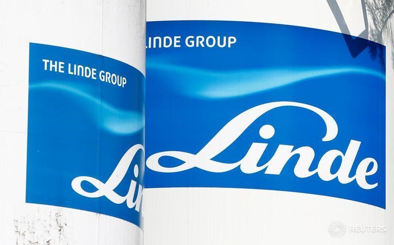 © Reuters. Логотип Linde Group на здании компании в Пуллах-им-Изарталь, Германия