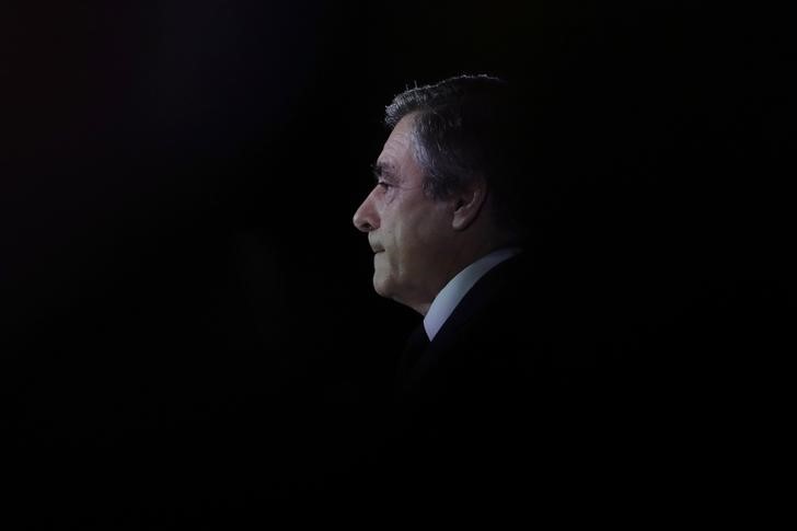 © Reuters. استطلاع رأي: فيون ما زال يكابد لكسب ثقة معظم الناخبين الفرنسيين