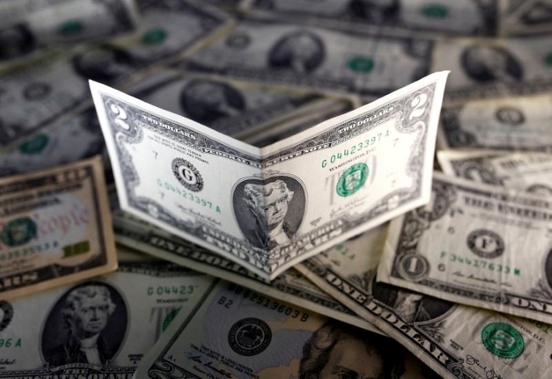 © Reuters. FILE PHOTO: U.S. dollar notes are seen in this picture illustration