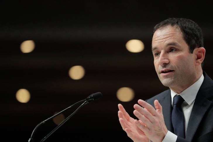 © Reuters. HAMON COMPTE SUR LES PARLEMENTAIRES POUR SONDER LE TERRAIN